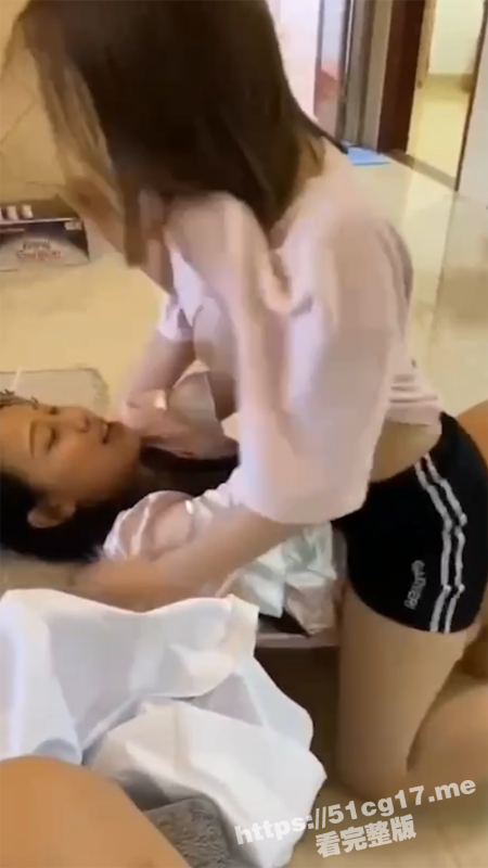 几个放假没事做的超嫩女大学生在家发骚，学者小电影的动作露出巨乳骑着闺蜜摩擦-51吃瓜网