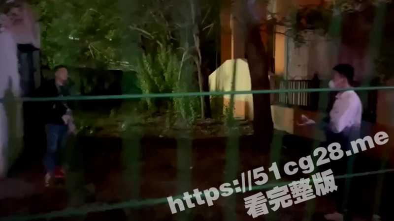 狭路相逢勇者胜 两名精神小伙 在巷尾持刀互砍 相当激烈 这就是现实版的古惑仔么 - 51吃瓜网-51吃瓜网