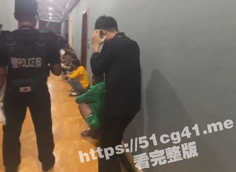 缅北打击电信诈骗第一现场！真枪实弹 狗推们抱头排排蹲！抓获多名中国籍的诈骗犯！-51吃瓜网