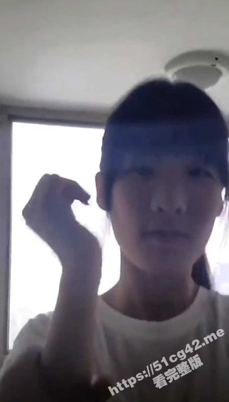 中学生小美女跟小男友在学校的楼道里偷偷口交 妹妹虽然很害羞但是很听话 卖力舔鸡巴讨好男友-51吃瓜网