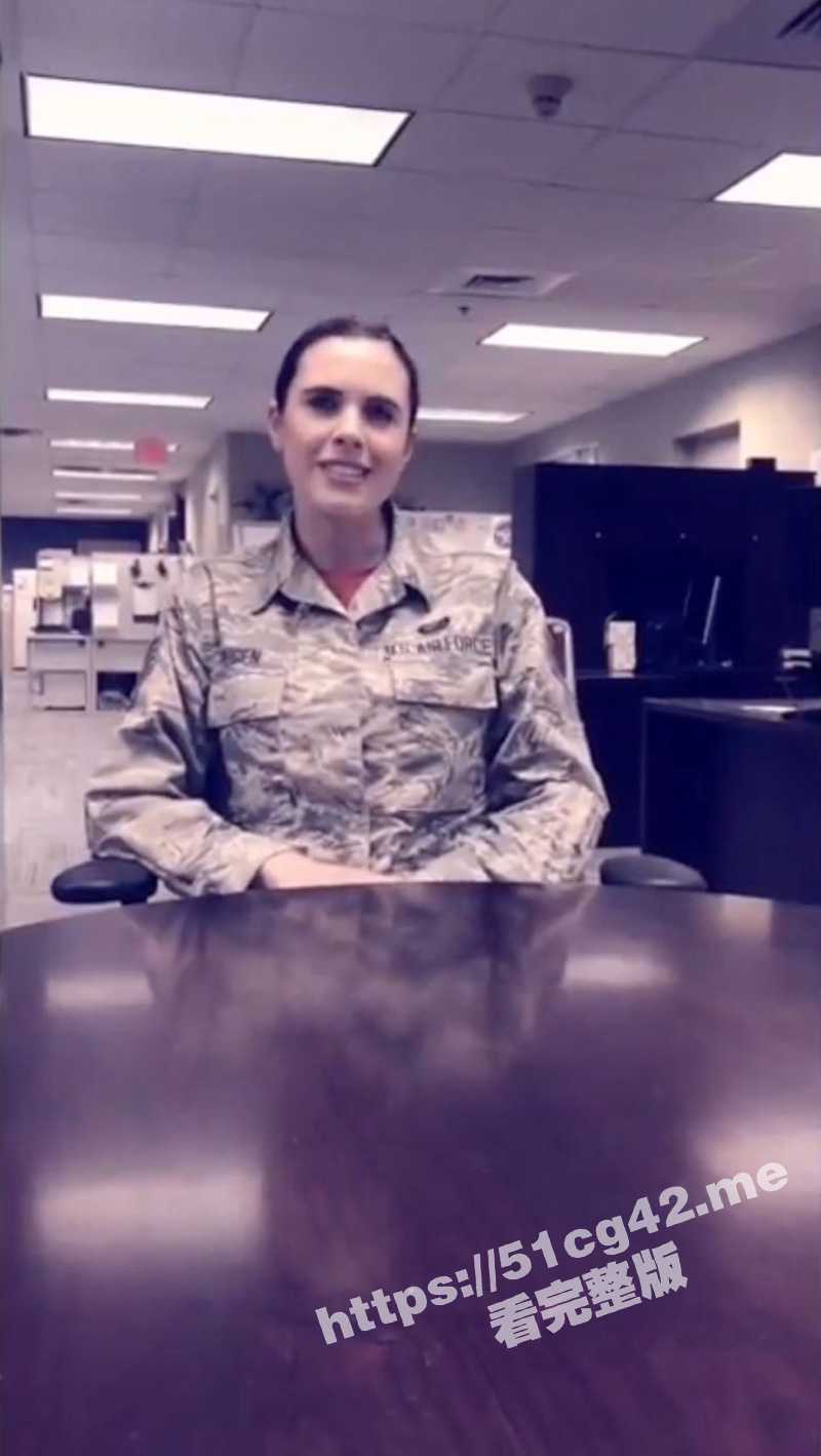 美国海军陆战队性丑闻 女士兵同上级开房自拍视频泄密 展示她的36D大奶子! - 51吃瓜网-51吃瓜网