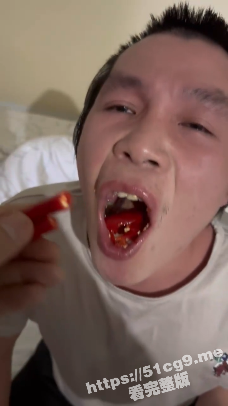 吃辣椒 辣椒水洗脸 打屁股!广东一男子被室友凌辱 自拍视频被曝光! - 51吃瓜网-51吃瓜网