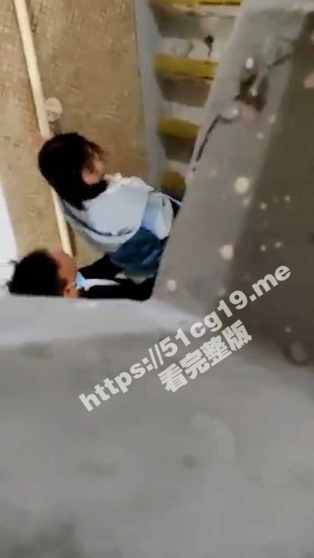 高中小情侣楼道做爱 女生发现被人偷拍后还继续 这样更刺激是吧-51吃瓜网