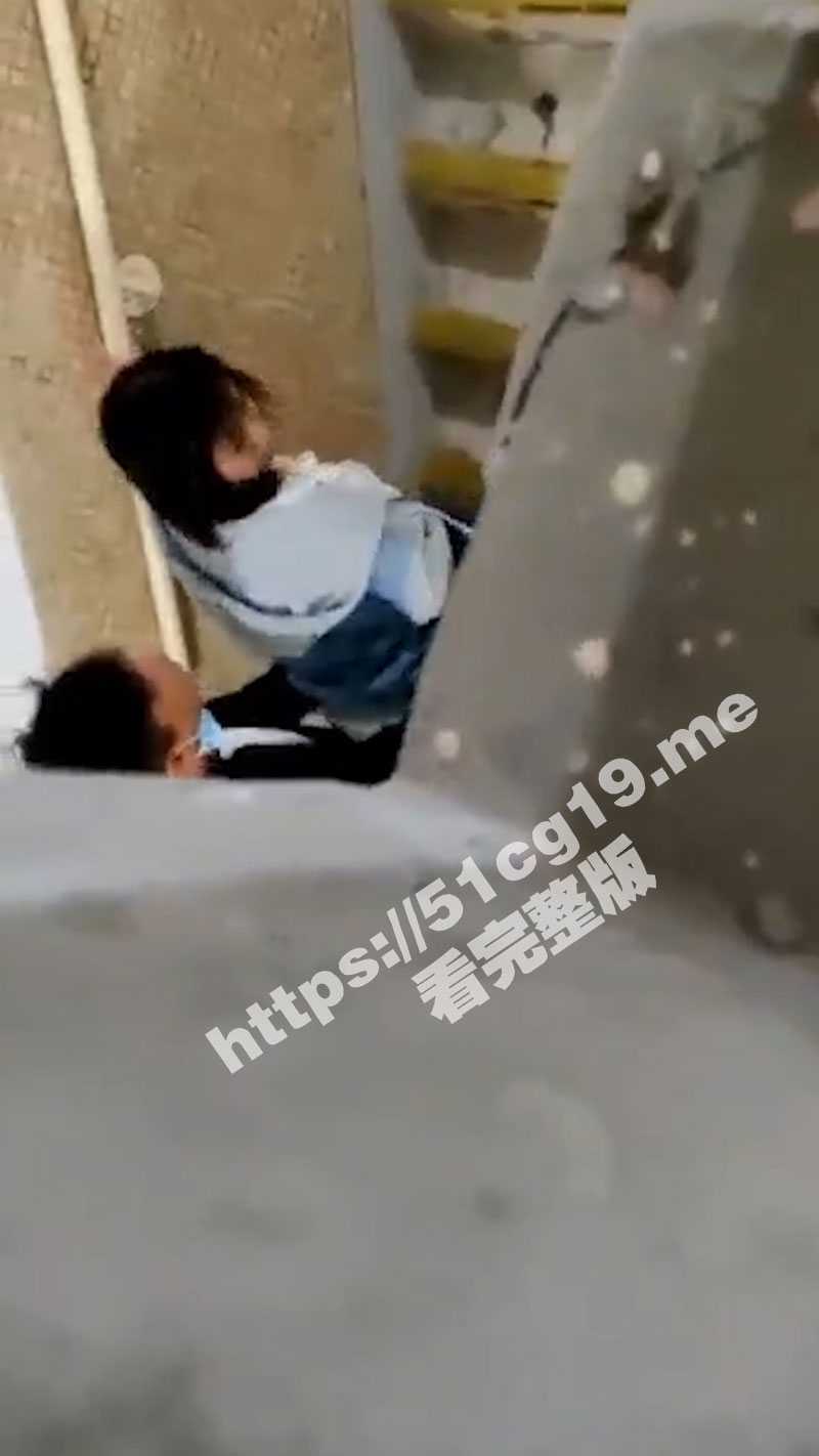 高中小情侣楼道做爱 女生发现被人偷拍后还继续 这样更刺激是吧 - 51吃瓜网-51吃瓜网