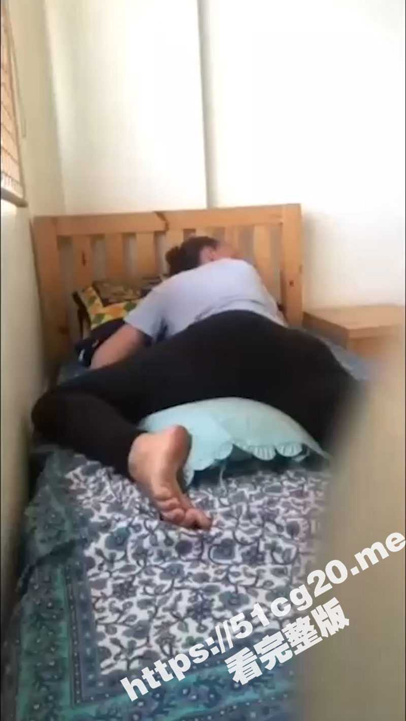 放开那个枕头 冲我来！反差少女家中自慰 看动作就知道这妹子太饥渴了 - 51吃瓜网-51吃瓜网