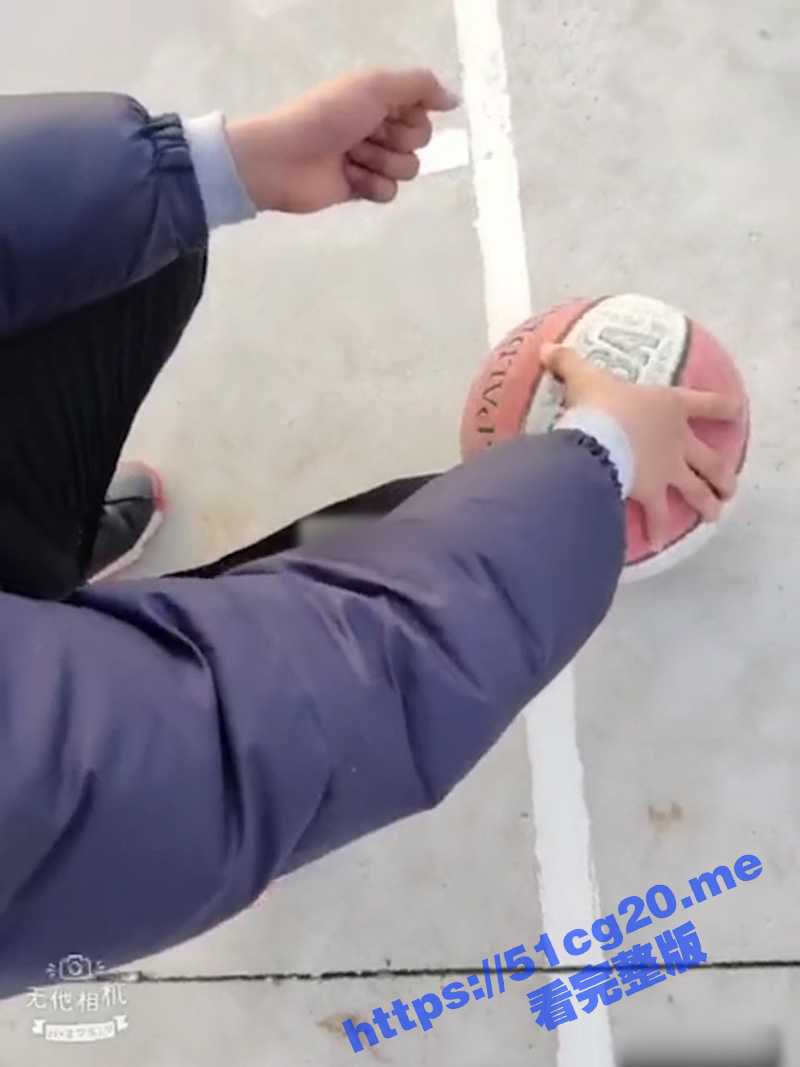 太骚了！！！骚货篮球场勾引学生车震 没几分钟就内射了！ - 51吃瓜网-51吃瓜网