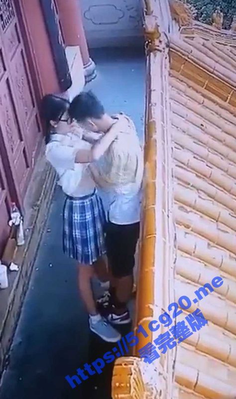 高中JK眼镜妹 跟男友偷吃禁果 撩起裙子舔逼 妹子被舔得站不稳 舔完就坐在腿上摩擦起来～-51吃瓜网