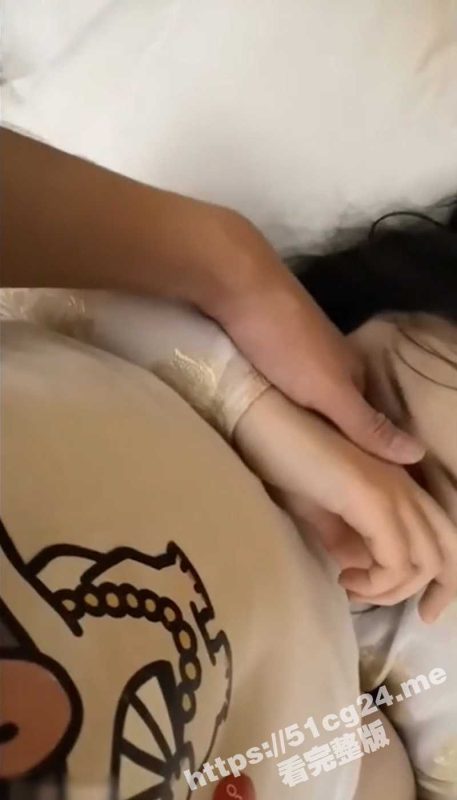 河南实验高中 眼镜大奶萝莉 完美露脸后续更新！这次穿洛丽塔 男友喂她吃鸡吃到哭！-51吃瓜网