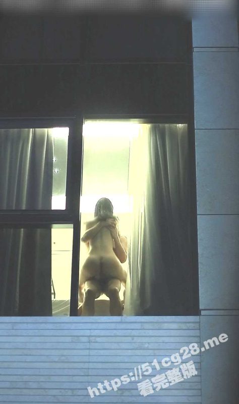 情侣在酒店的落地窗前赤身裸体激情深吻打炮 女主细腰肥臀 身材极品 天生的炮架子-51吃瓜网