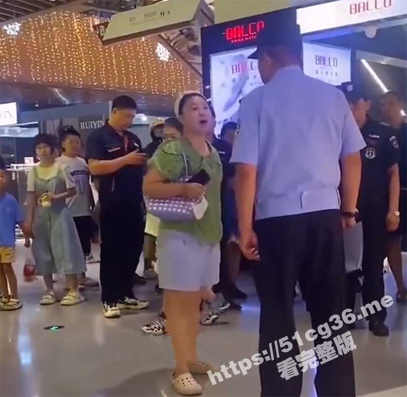 北京顺义警方发布 34岁的女子掌掴小女孩 随后在商场对警察拳打脚踢 最终被警察控制-51吃瓜网