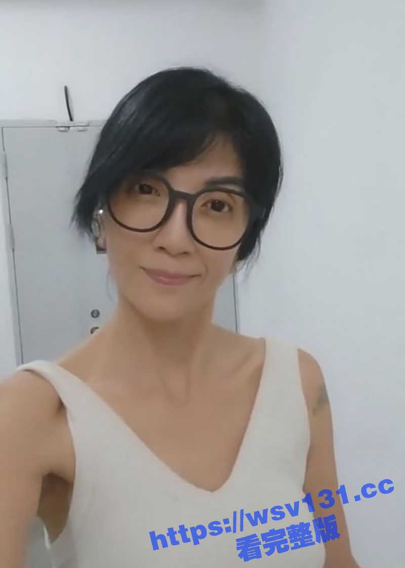 有没有喜欢这一款的？风韵老阿姨楼梯展示自己的大黑逼 疯狂放尿 还用自己的尿洗脚！ - 51吃瓜网-51吃瓜网