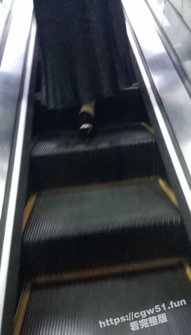 西安地铁站 色狼变态电梯顶射被发现 射了别人一身 吓得别人连连逃跑 欲要报警 被色狼跑掉！ - 51吃瓜网-51吃瓜网