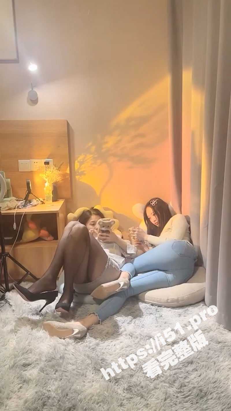 我的逼逼真的好痒受不了了 先操我 ！双飞极品高颜闺蜜 妹子骚逼摸了春药掰着粉穴求先操 被无套输出 - 51吃瓜网-51吃瓜网