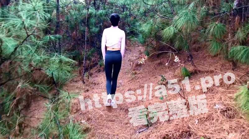 一对情侣周末去爬山 一时兴起居然爬到树上打炮 抱着树枝被后入 还真会选地方呢 - 51吃瓜网-51吃瓜网