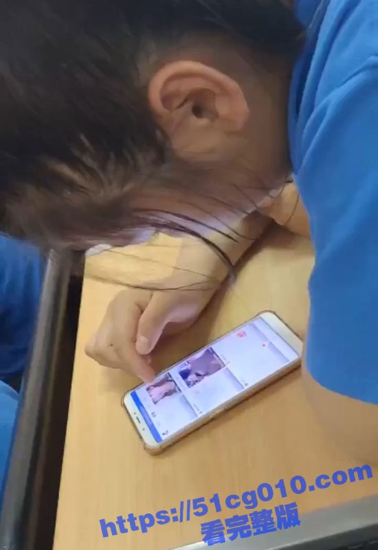 饥渴少女上课看黄片！毫不在意旁边同学的眼光 现在的高中生可真的太早熟了！-51吃瓜网