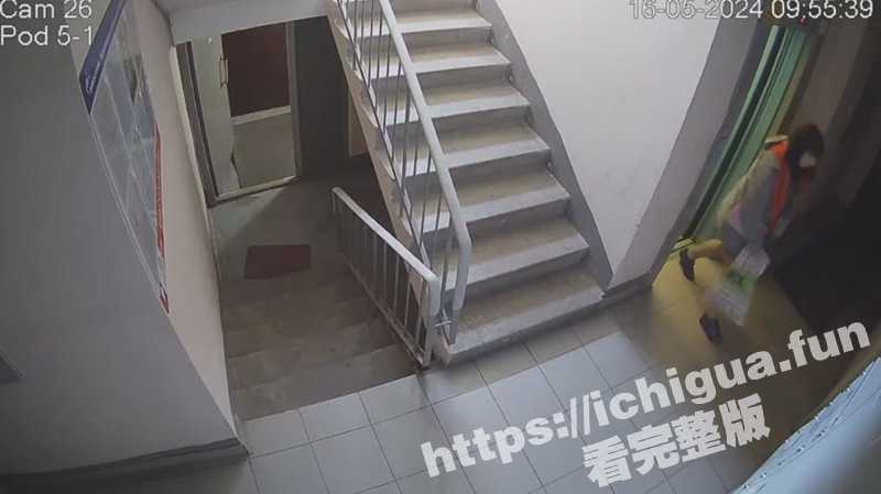 小仙女憋不住了 楼道内直接脱裤子拉屎 晚一秒就拉裤子里了！-51吃瓜网