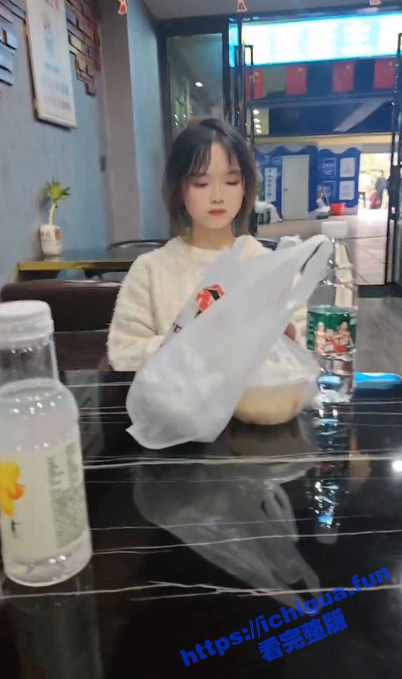 社会青年哄骗刚上大学的学生妹吃鸡巴 大屌乳交摩擦乳房时小姐姐的表情看起来很不情愿 有点强人所难了 - 51吃瓜网-51吃瓜网