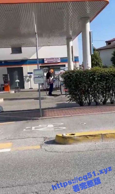 厉害了我的老北鼻！老外大爷在加油站打飞机就算了 还用汽油枪管插屁眼灌肠 被人发现后还一脸的从容淡定-51吃瓜网