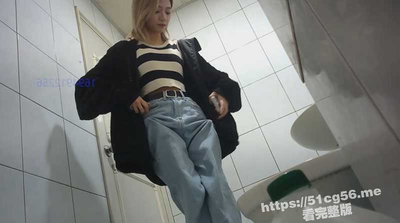 高颜值短发嫩妹连尿尿都要摆POSE 翘着屁股 这也太美了吧 - 51吃瓜网-51吃瓜网