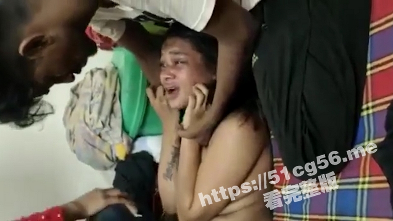 印度真实强奸视频！太暴力了 还拿脚去塞逼 酒瓶子塞进去再用力敲打 没把她当人啊！ - 51吃瓜网-51吃瓜网