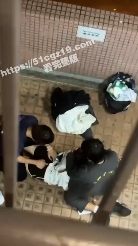 香港屋苑平台3P性爱派对 天台上的淫乱狂欢 前后夹击爽到停不下来！-51吃瓜网