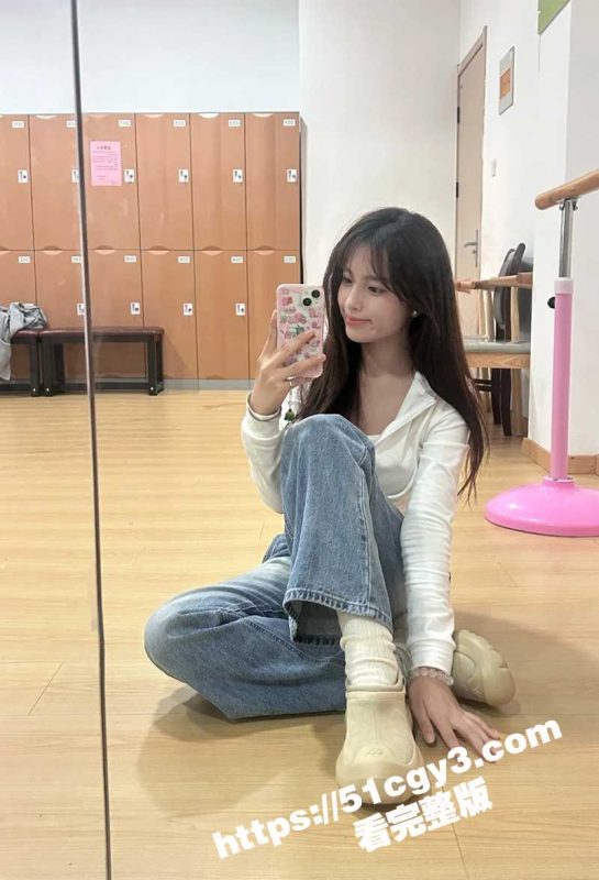 真实兄妹乱伦！打王者的妹妹突遭亲哥咸猪手调教 扒裤抠穴无套后入 怒射亲妹骚穴-51吃瓜网