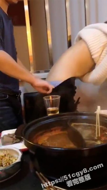 极品绿帽夫妻 好兄弟吃着火锅扣着淫妻的逼 绿帽男拍摄记录 这样好兄弟请给我来一个！-51吃瓜网