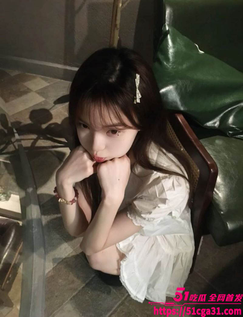 青岛大学生 刘熙莹 被金主高价包养 各种舔脚狗绳羞辱玩弄 被掌掴臀部仍迎合抽插! - 51吃瓜网-51吃瓜网