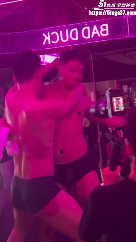 重庆男同健身房开业 昏暗灯光的大厅里 裸体GAY各领风骚 结实的肌肉贴身热舞!-51吃瓜网