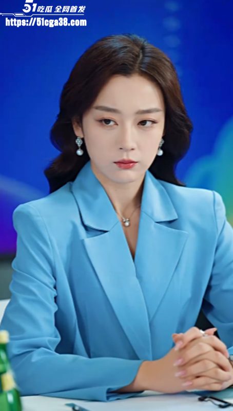 每日短剧《塔吊工竟是黑客大帝》贫困塔吊工意外觉醒黑客系统 最终俘获两位女神芳心!-51吃瓜网