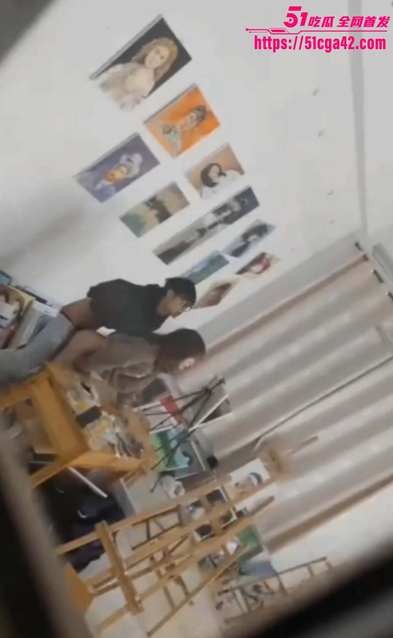 饥渴美术生情侣 教室上演狂野性爱惨遭偷拍 妹子撅臀迎合后入 满脸享受淫靡至极！ - 51吃瓜网-51吃瓜网