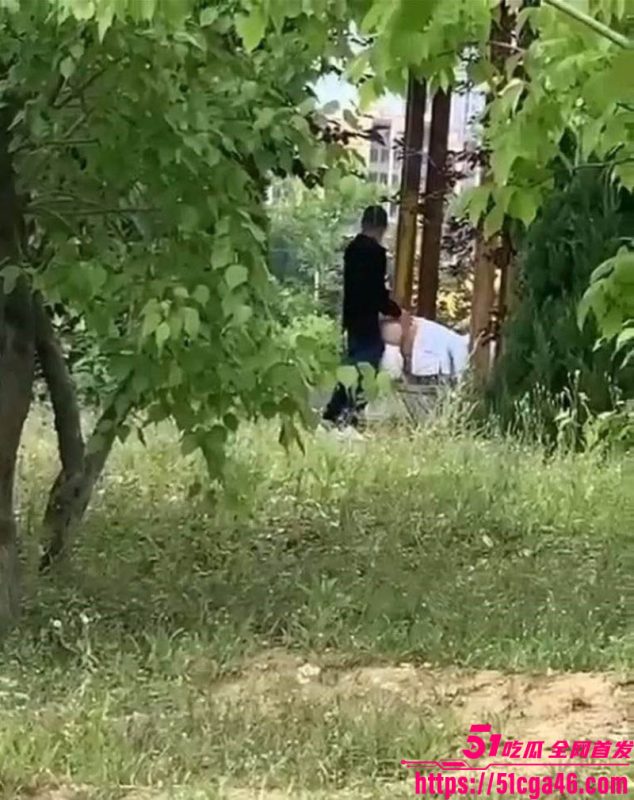 春季野外偷拍中年夫妻野战 男主吃力后入喘息连连 美女翘臀迎合臀肉颤抖 淫靡至极！-51吃瓜网