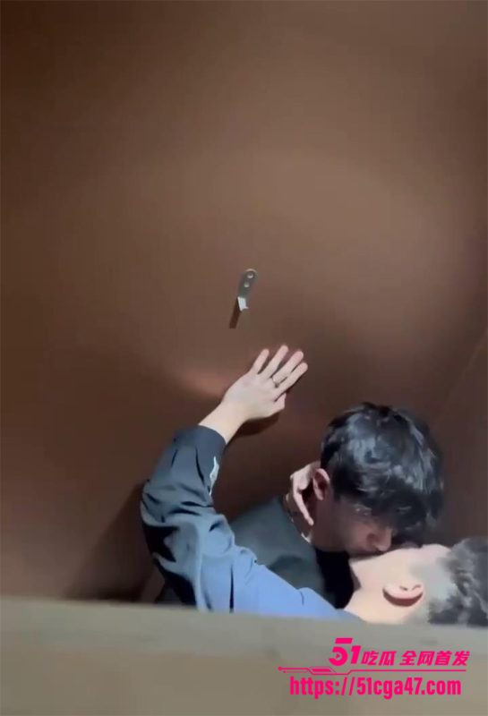 男同约炮闹乌龙 两对公鸳鸯幽会配错对 基情舌吻酒店狂欢激情后入 劲爆性爱视频流出！-51吃瓜网