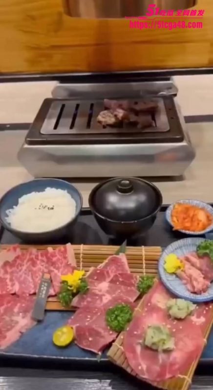 博主绿帽淫妻新作 约兄弟老婆出来吃饭 火锅店内挑逗难耐 酒店疯狂蹂躏巨乳 口交骑乘位尽情放纵！-51吃瓜网