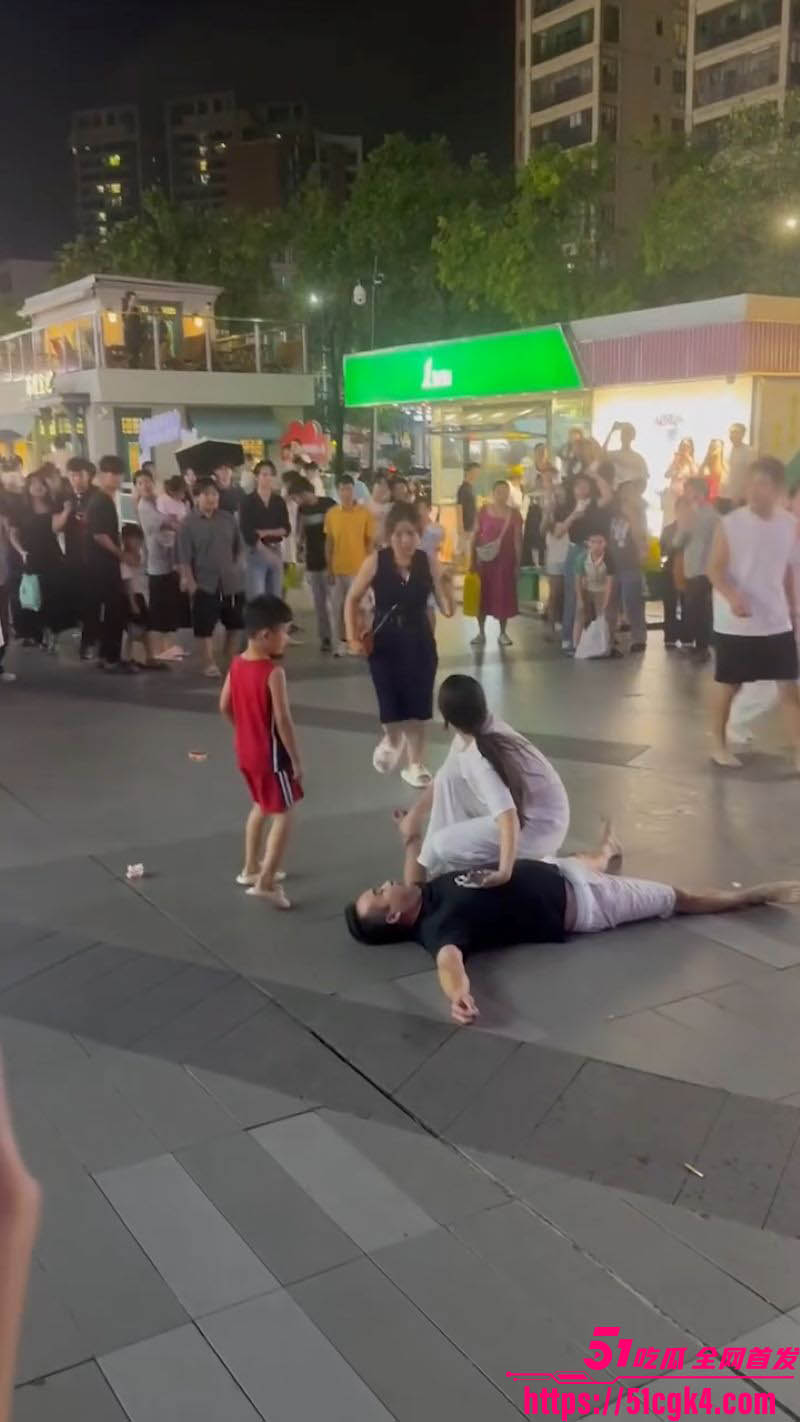 养女20年竟跟男友私奔!广场上老爹与男友互殴被一拳干倒 女儿却冷眼旁观看着亲爹被揍 这画面属实令人心寒! - 51吃瓜网-51吃瓜网