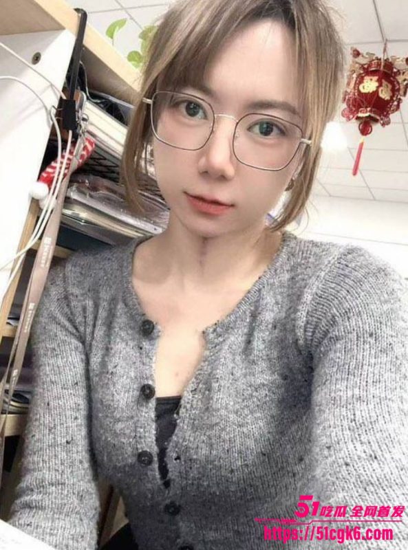 北方文员 小段 私生活大曝光 B杯粉嫩少妇三通 每晚加班服侍舔弄领导 翻白眼挑逗 眼神勾魂！-51吃瓜网