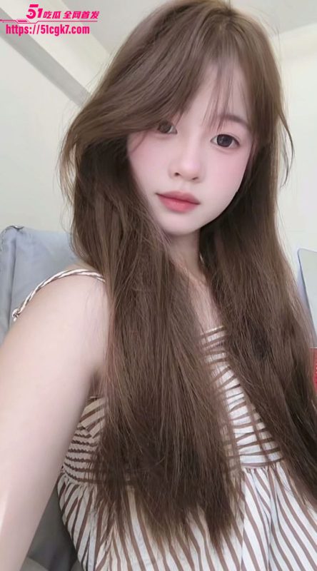 安徽00后极品嫩妹 张艳明 和男友私密视频流出 外表清纯如邻家女孩 各种性爱姿势撩人心弦 反差感爆棚！-51吃瓜网