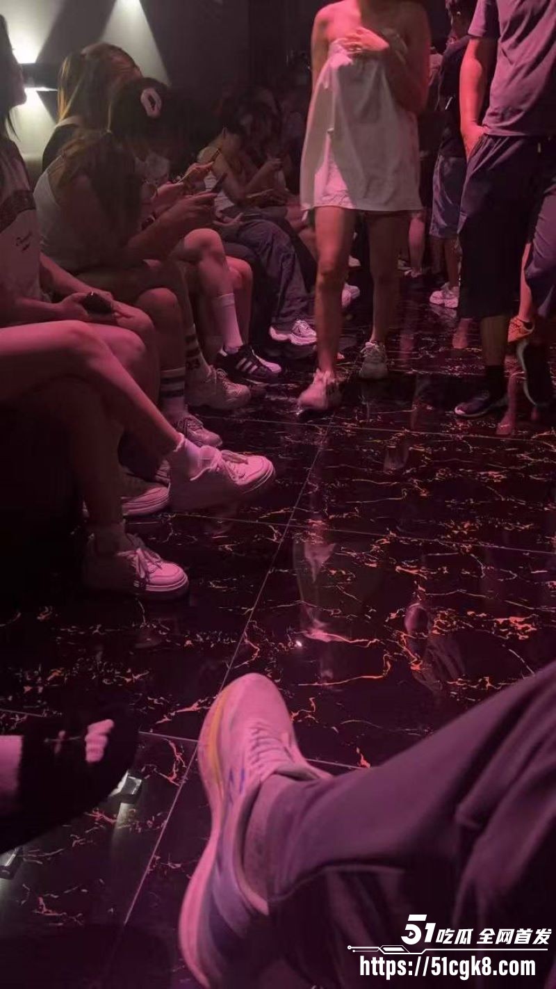 火爆全国的莎舞厅内部偷拍摄像 20元5分钟肆意揉奶扣逼 擦边玩法层出不穷！ - 51吃瓜网-51吃瓜网