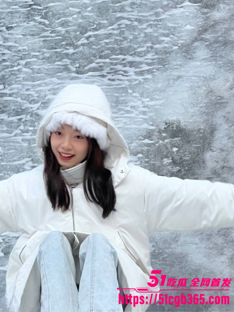 清纯大二学妹 梁依娜 跟男友啪啪视频泄露 床上狂抽插后口交 眼镜JK妹被猛操到高潮 浪叫震天! - 51吃瓜网-51吃瓜网