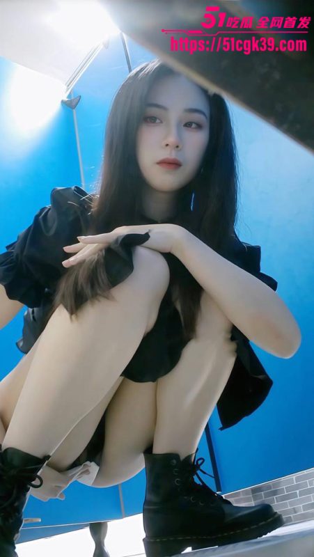 偷拍大神潜入厕所全景偷拍 镜头下各种美女私密花园春色乍泄 全程露脸蹲厕所尿尿 各种美穴看的梆硬-51吃瓜网