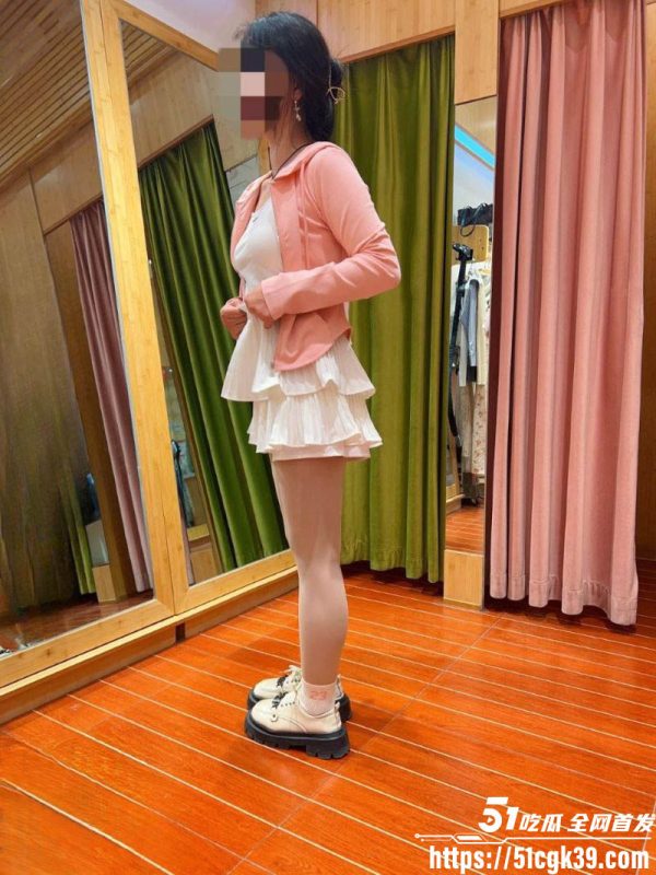 海角乱伦大神 爱上自己的亲妹妹 新作 大奶妹妹淫水拉丝 高撅翘臀被后入内射 呻吟不断！-51吃瓜网