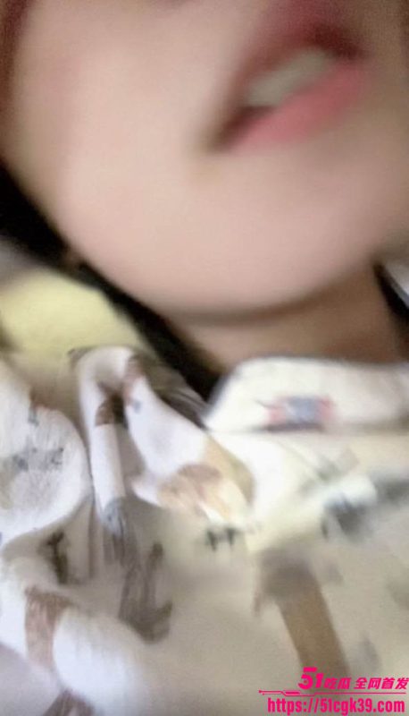 海角乱伦大神 和亲侄女的真实叙事 新作 丈母娘在客厅 我在卧室偷偷肏侄女 最后内射满溢！-51吃瓜网