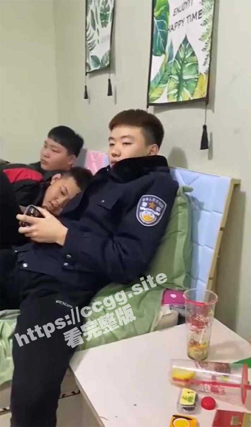 校园霸凌 熊孩子弄了套假制服冒充警察给女友出头一起强迫女同学把衣服脱光在身上写个发 - 51吃瓜网-51吃瓜网