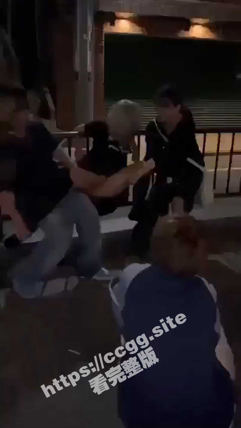 「真实性侵」 日本少女深夜街头惨遭不良少年手铐锁铁栏强脱内裤玩下体 - 51吃瓜网-51吃瓜网