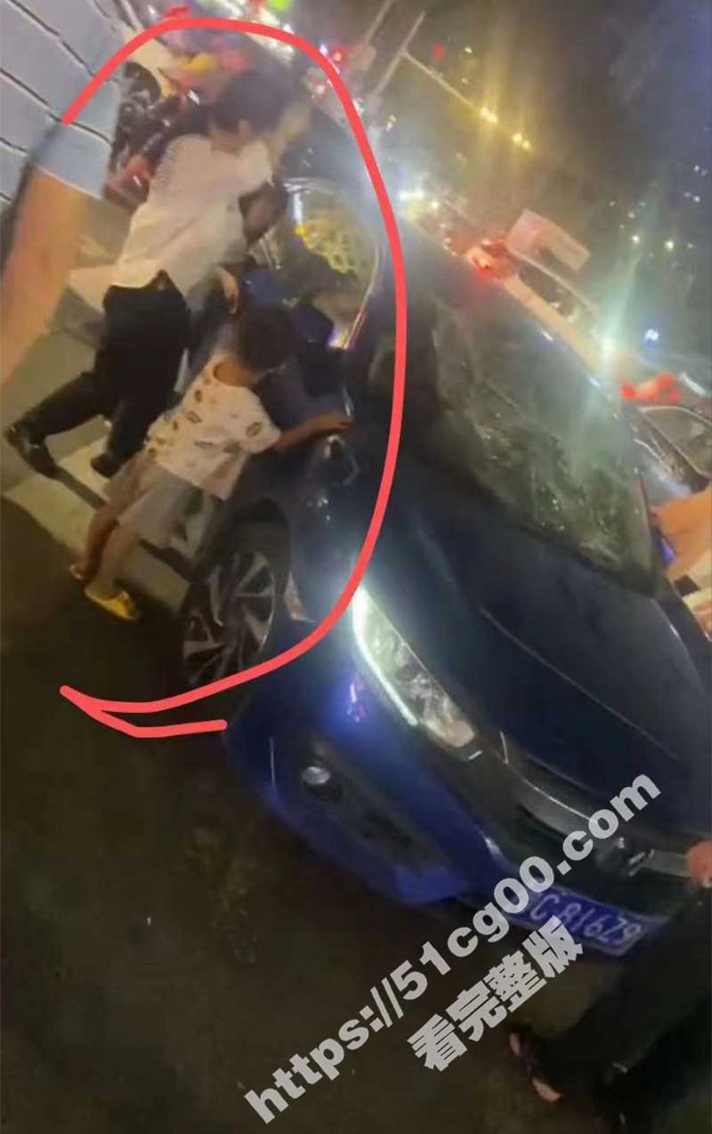 全家出动闹市区抓小三挡风玻璃全打破，吓得小三不敢下车了...惊动警察 - 51吃瓜网-51吃瓜网