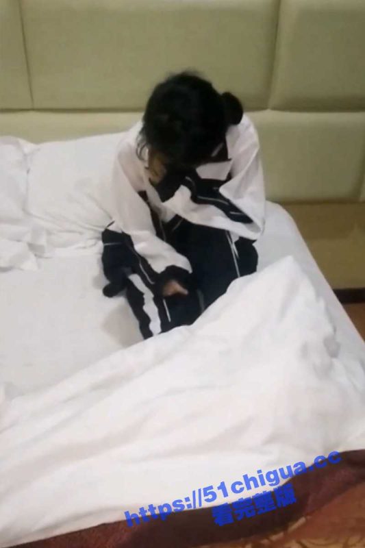 青涩技校纯情小嫩妹不雅私拍被网恋渣男流出！一线天馒头小逼水多紧致 穿着校服被无套内射！-51吃瓜网