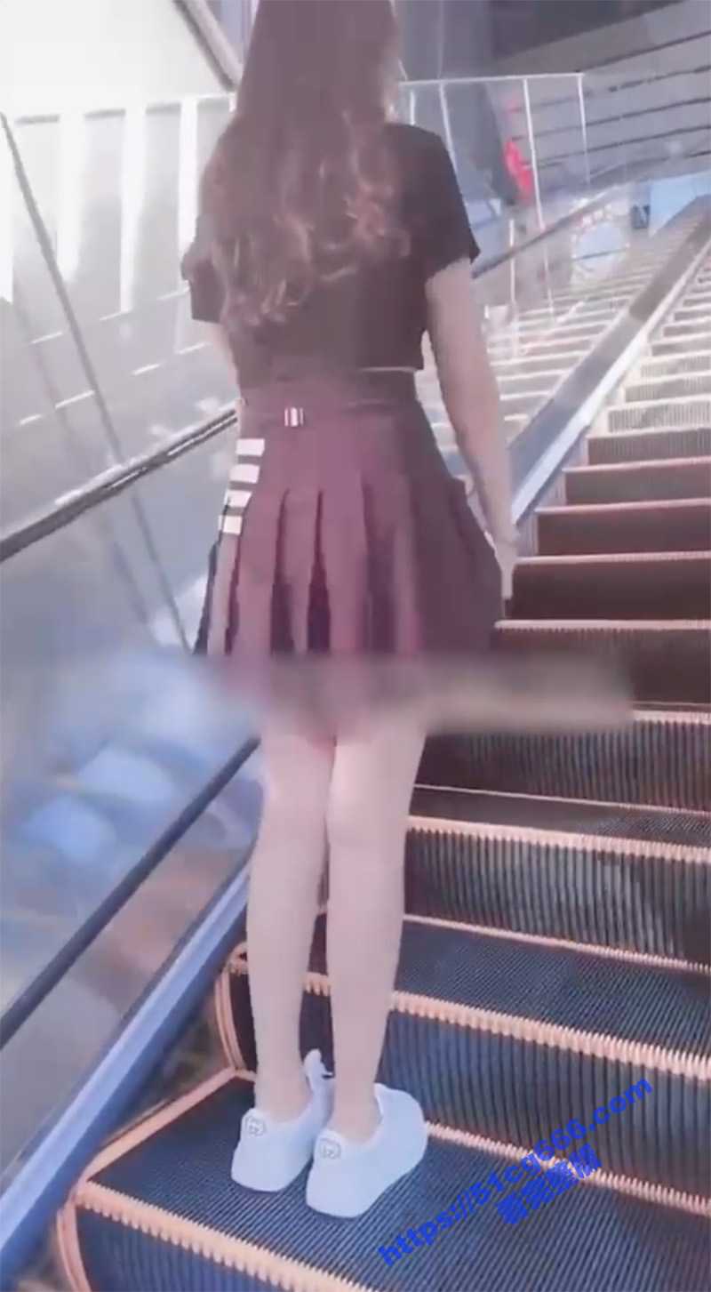 年轻人真会玩 女友塞跳蛋逛商场 男友全程拿遥控器搞事情 - 51吃瓜网-51吃瓜网