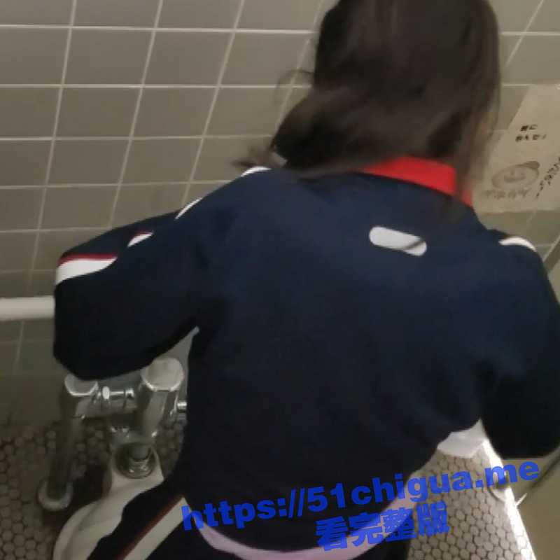 校园厕拍！变态哥躲在女厕所偷拍学妹尿尿 还把她们换下的卫生巾捡来一顿猛吸 最后用来打飞机-51吃瓜网