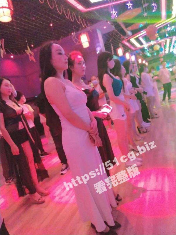 尺度最大的莎莎舞偷拍集合 大庭广众下吃鸡 借着灯光昏暗各种摸奶抠逼-51吃瓜网