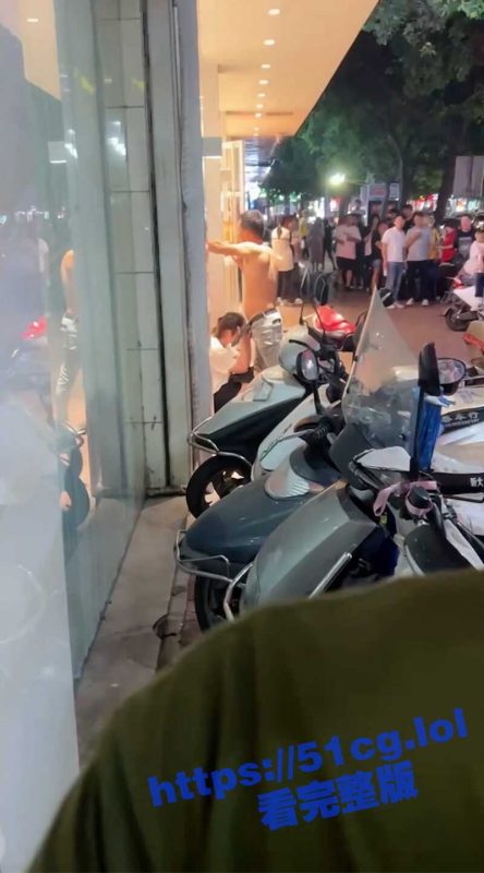 福建霞浦 情侣耐不住寂寞当街口交 车来人往竟旁若无人 喝多了还是想出名想疯了？-51吃瓜网